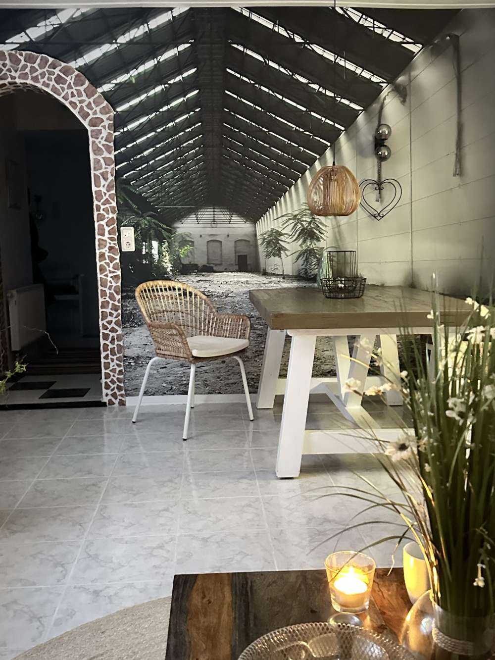 Hala przemysłowa z roślinami