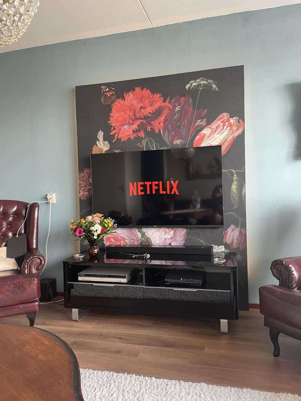 Martwa natura z kwiatami w szklanym wazonie.