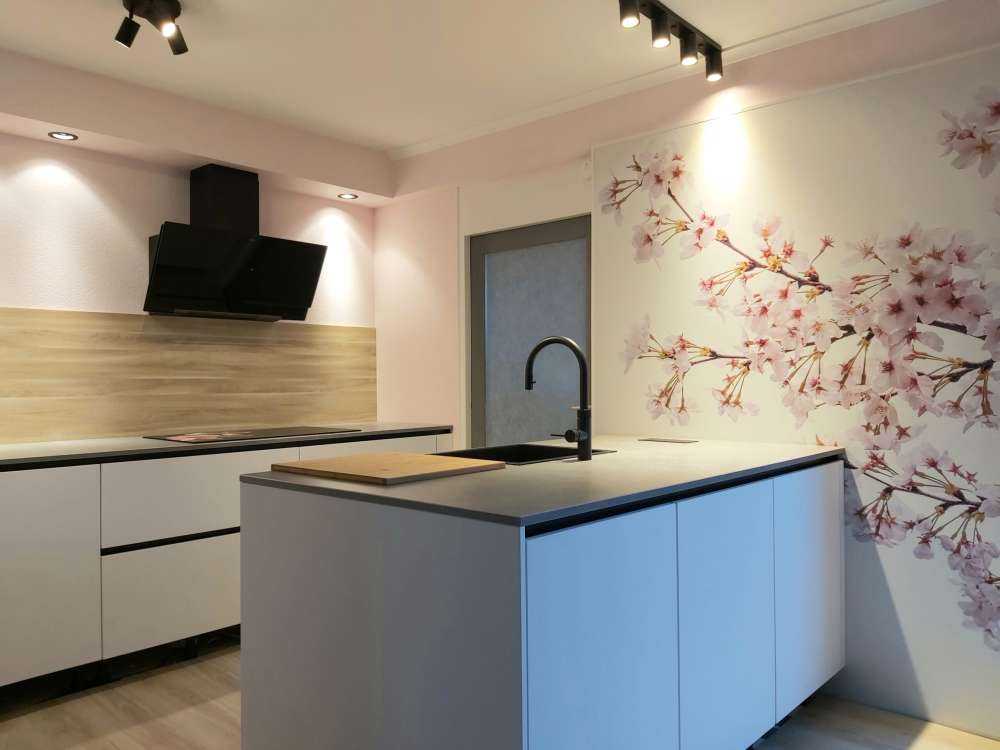 Gałęzie z różowymi kwiatami