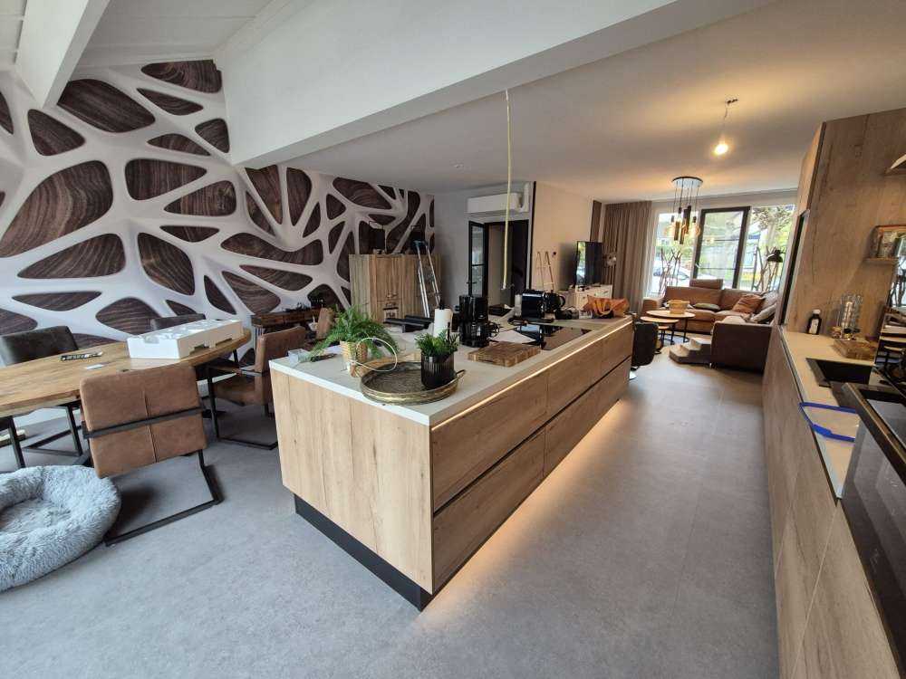 Biały wzór na drewnie