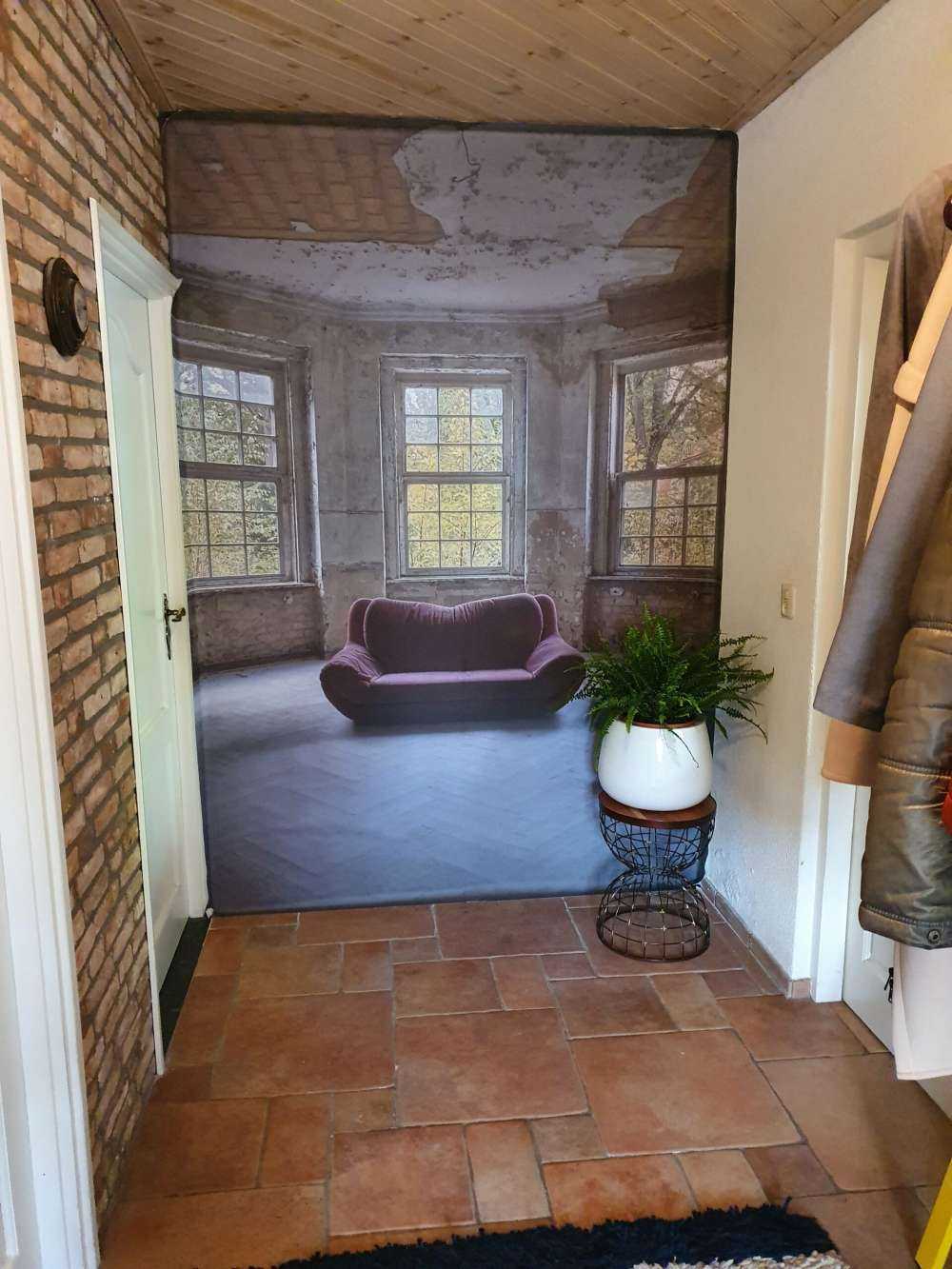 Ławka w opuszczonym pomieszczeniu