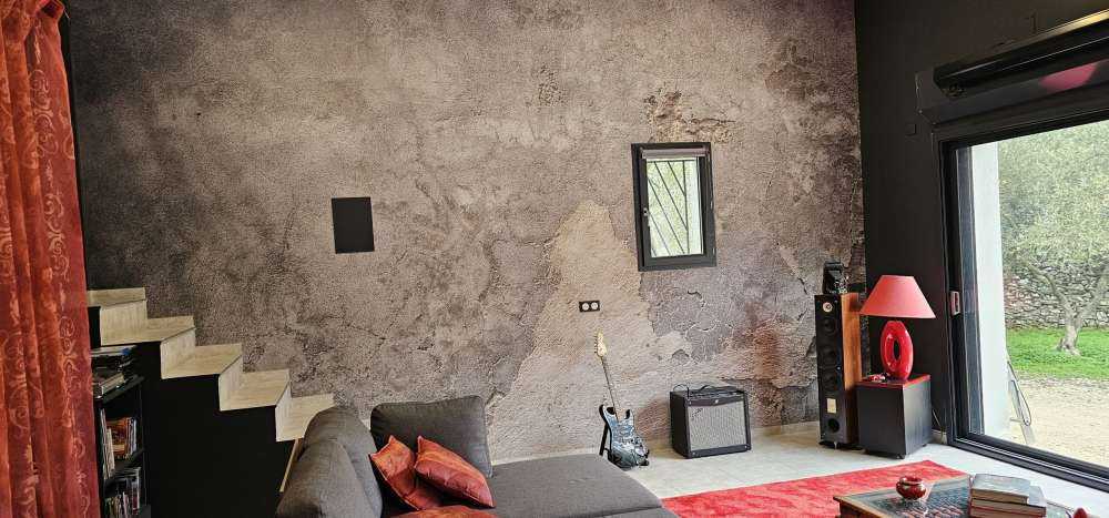 Beton spękany ze stiukiem