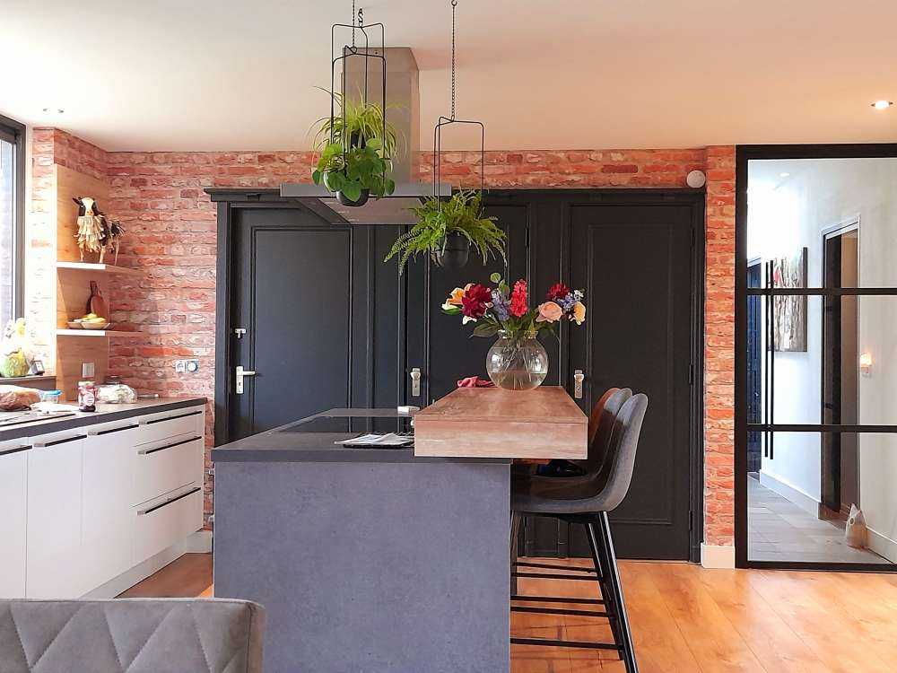 Ściana z różnokolorowymi cegłami