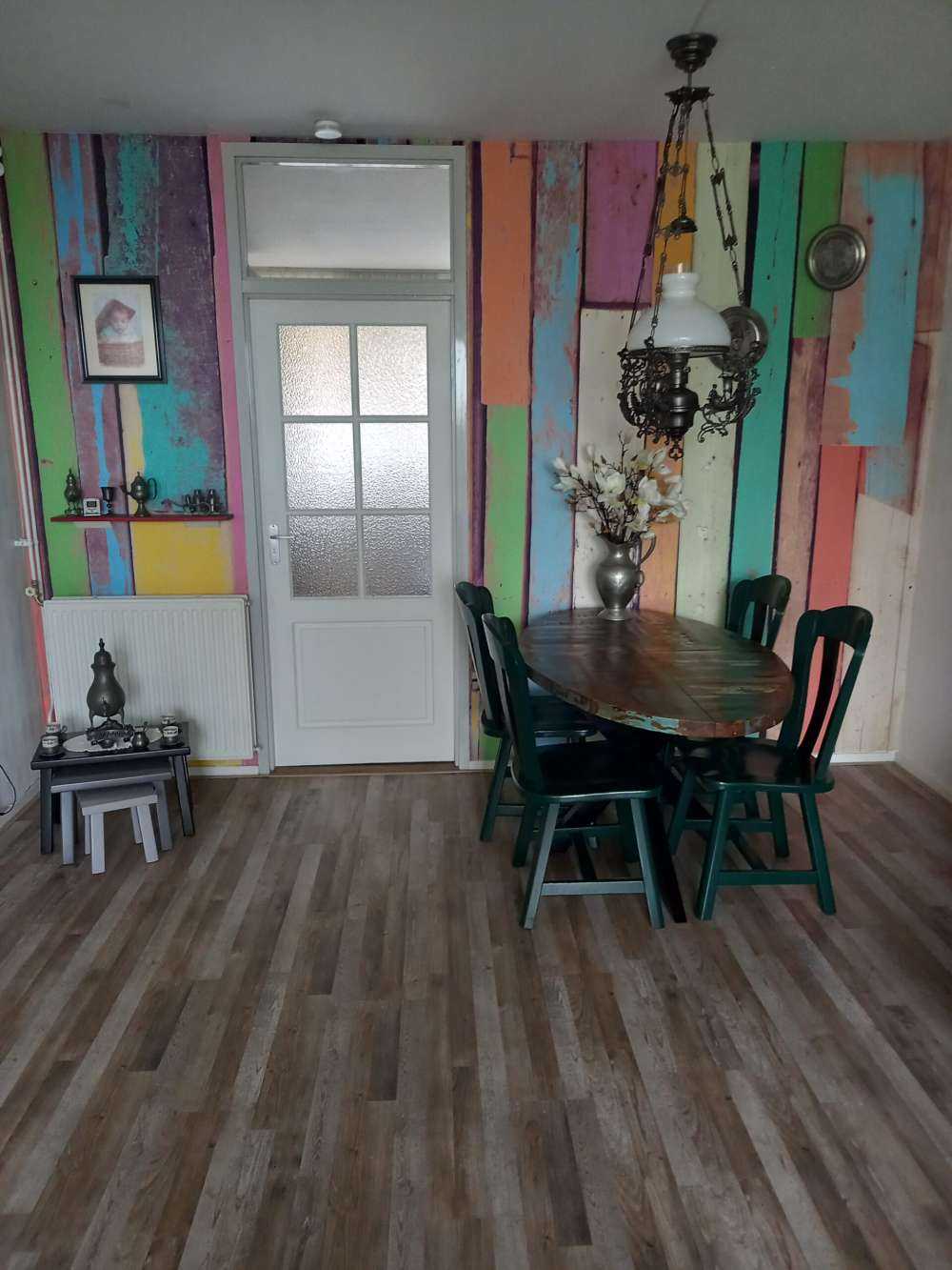 Kolorowe drewno wyburzeniowe