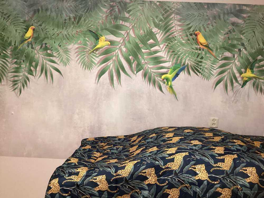 Tropikalne liście i papużki nierozłączki