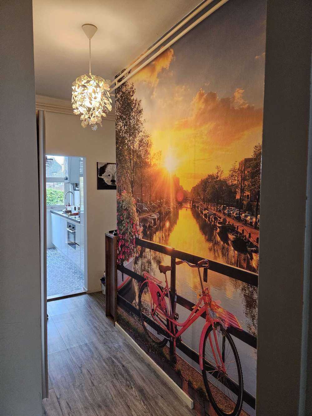 Jazda na rowerze na moście z kwiatami