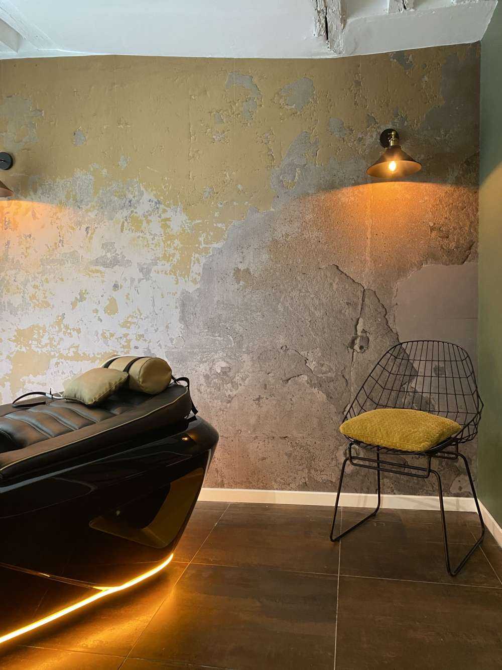 Postarzana żółta ściana