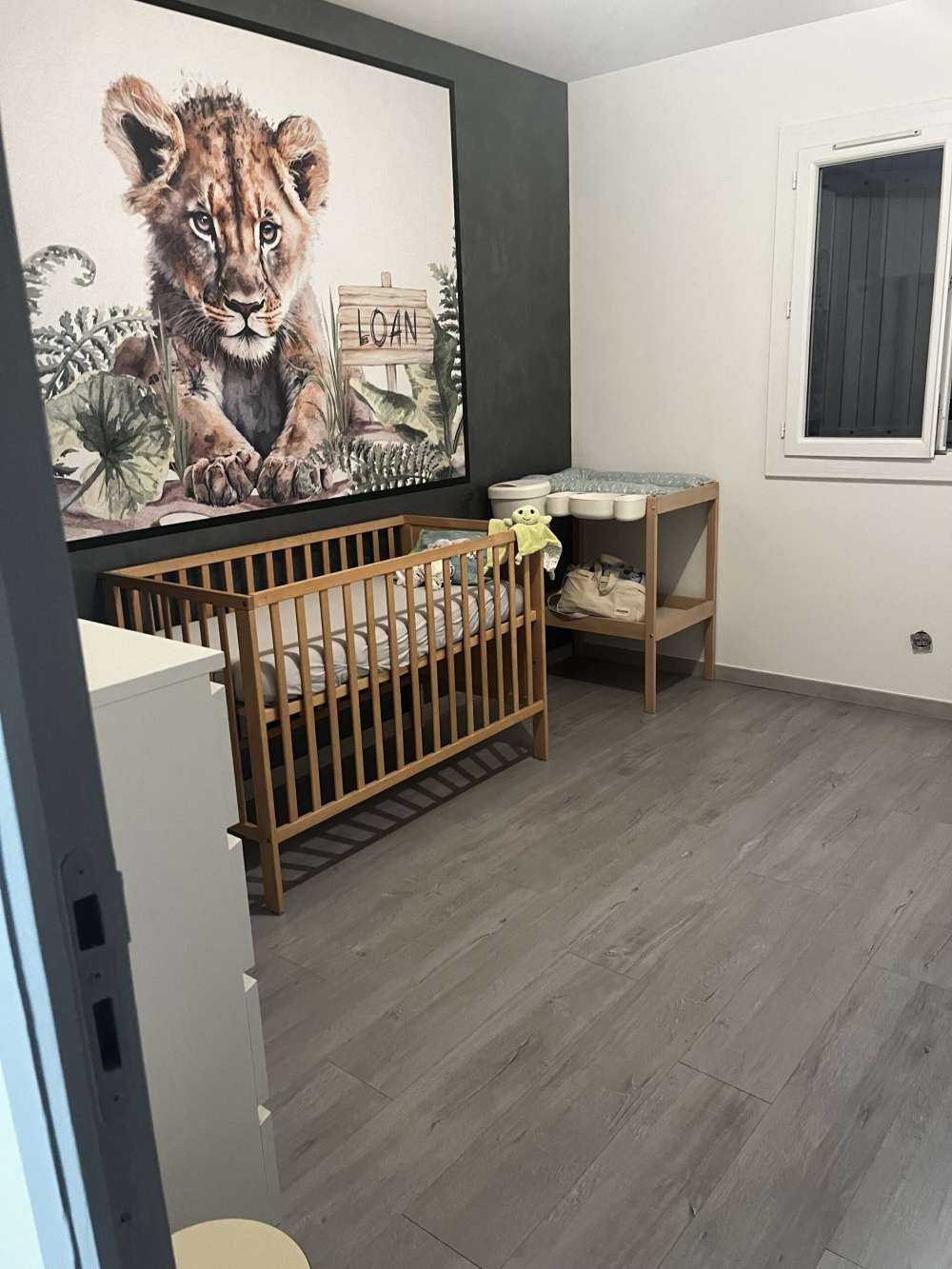 Młody lew w dżungli