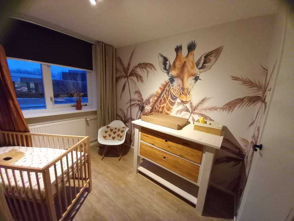 Mała żyrafa w dżungli w kolorze beżowym