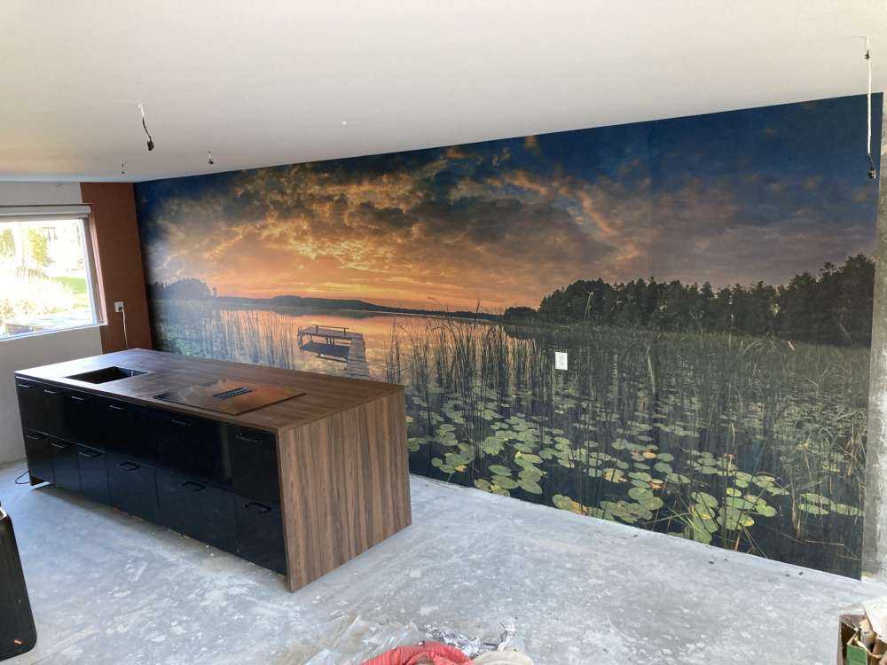 Wschód słońca nad jeziorem