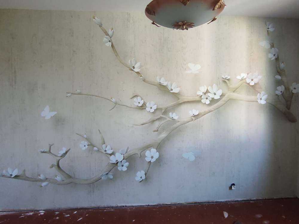 Gałązka z białymi kwiatami na drewnianym tle