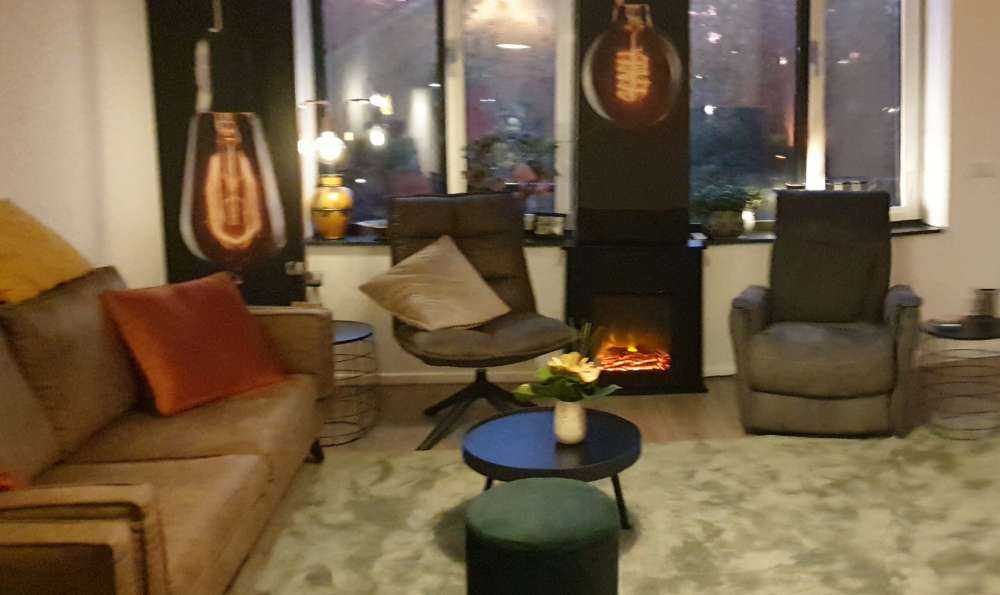 Lampy na czarnym tle