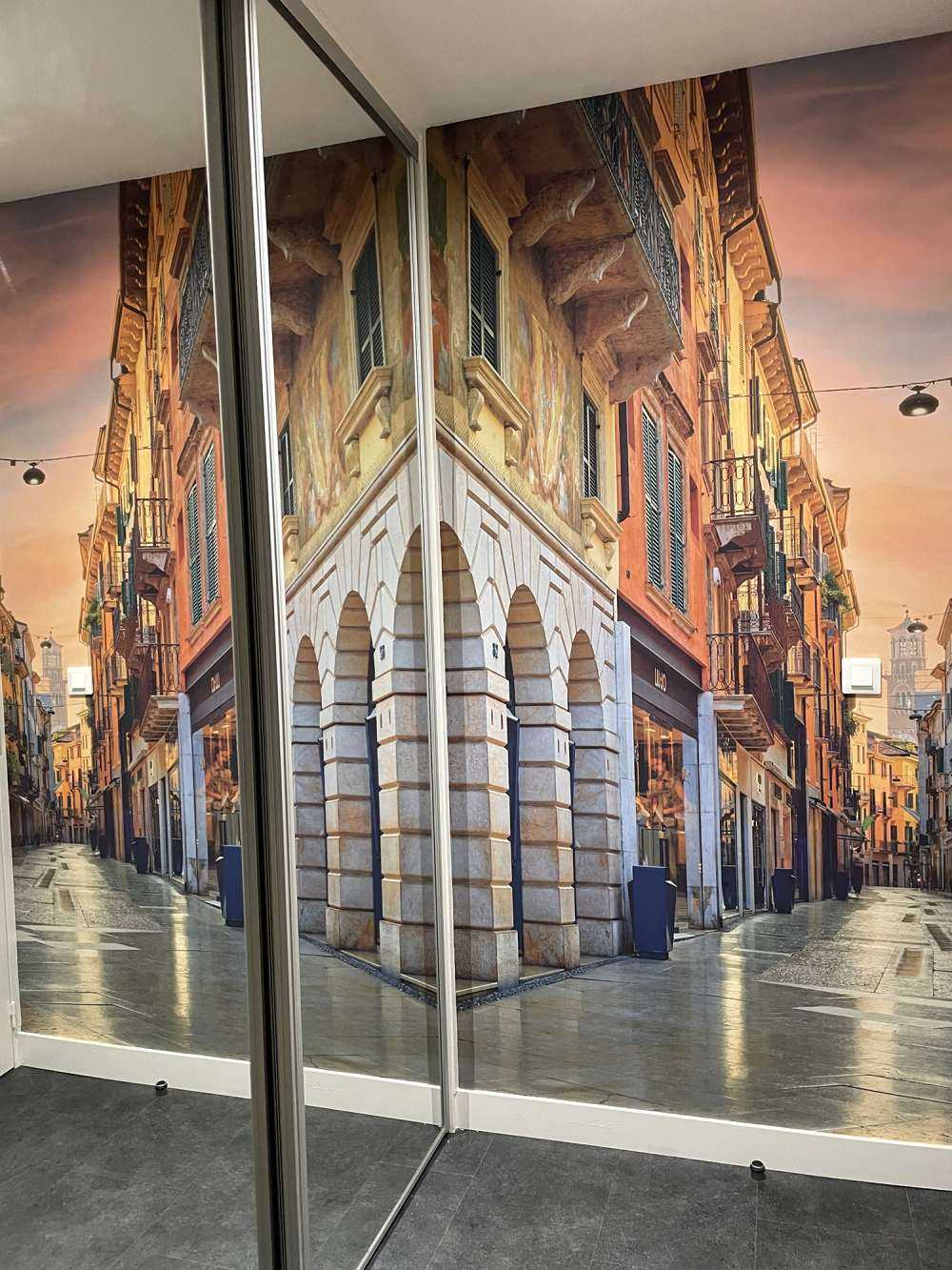 Ulica handlowa o wschodzie słońca