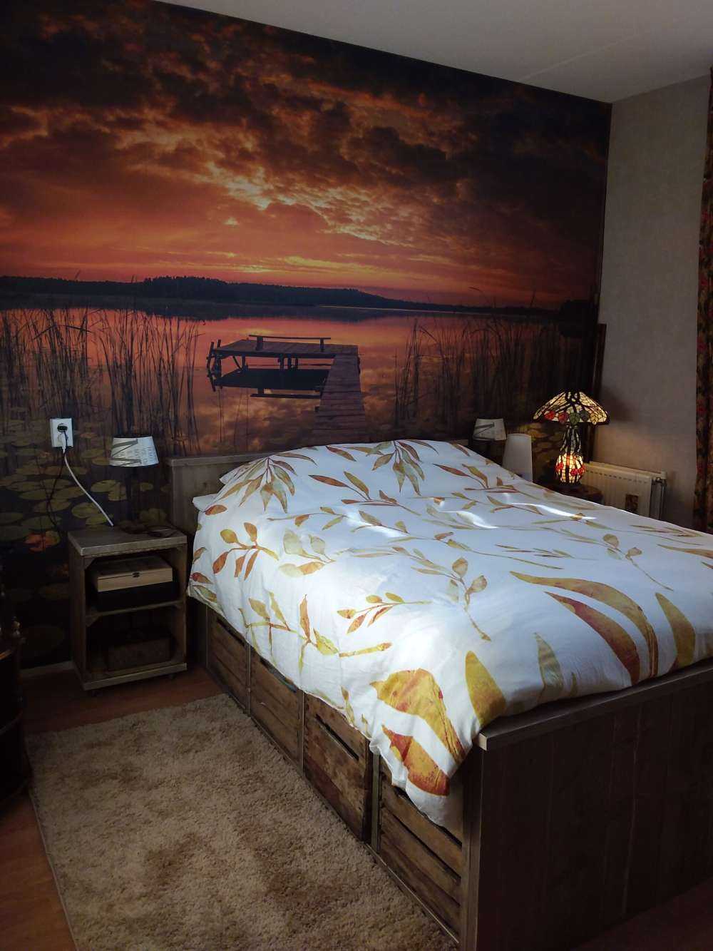 Wschód słońca nad jeziorem