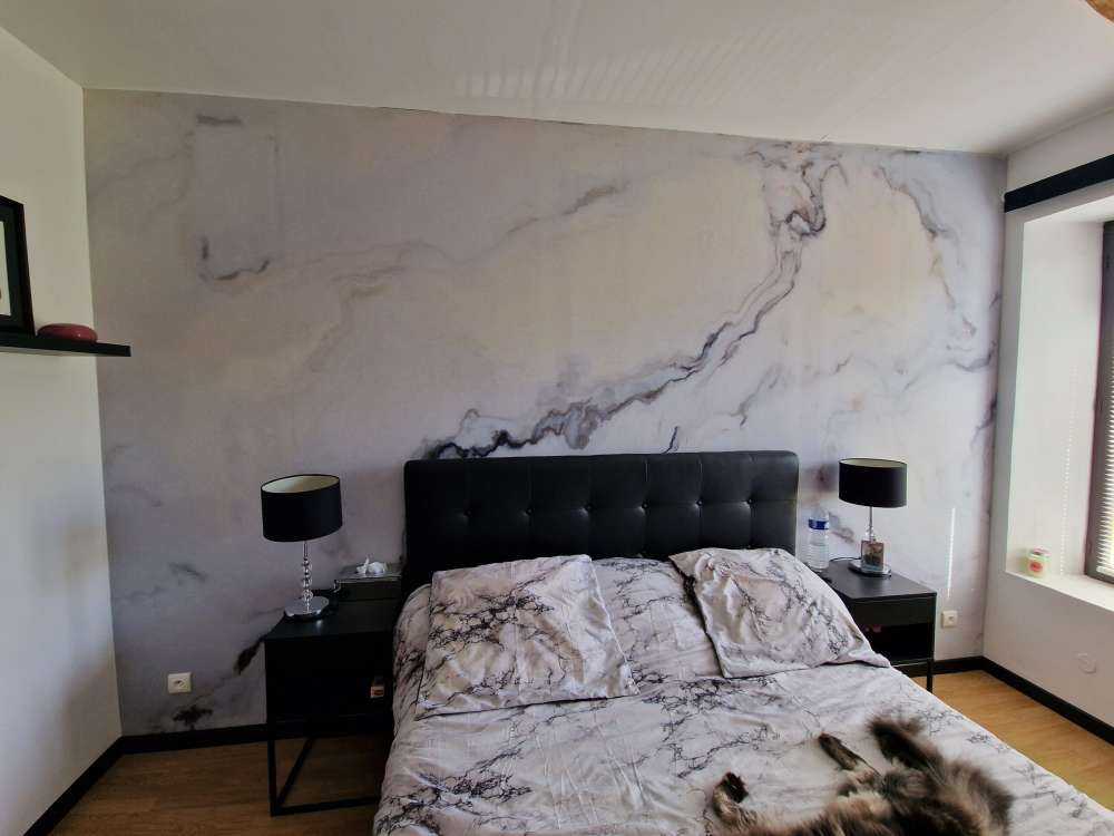 Biały, kręcony marmur