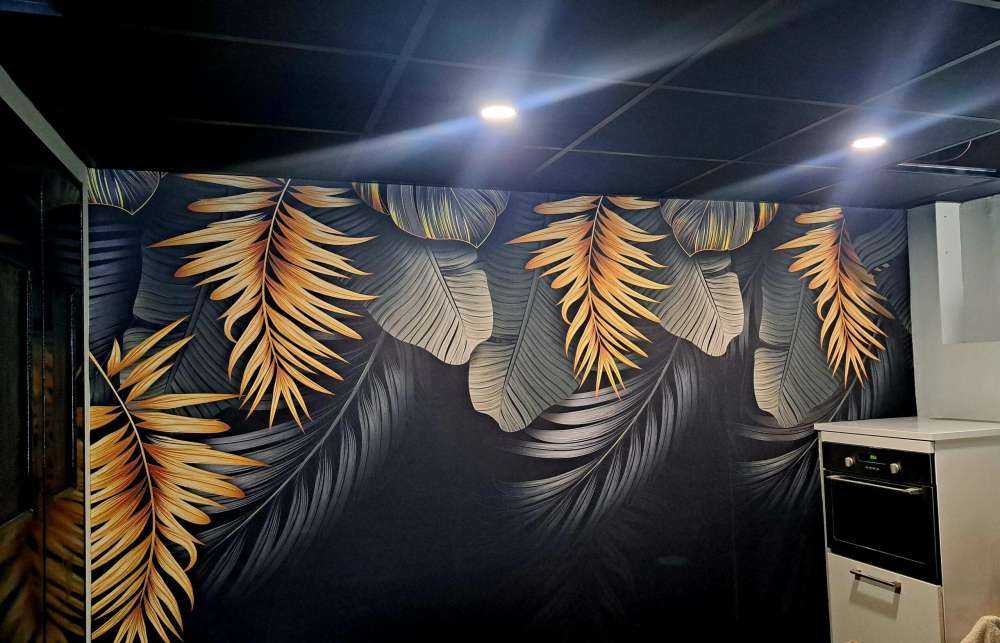 Liście na ciemnym tle