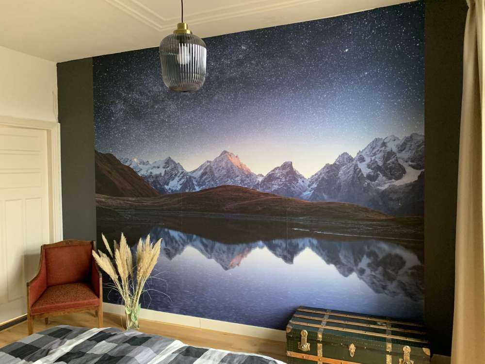 Góry pokryte śniegiem w nocy