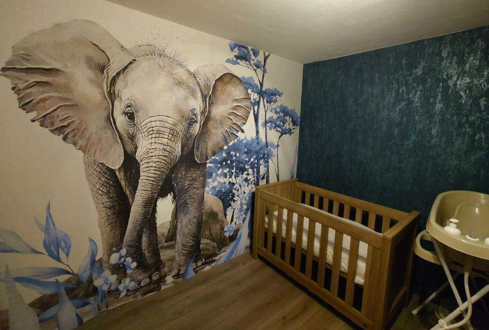 Mały słoń w dżungli w dżungli w kolorze niebieskim