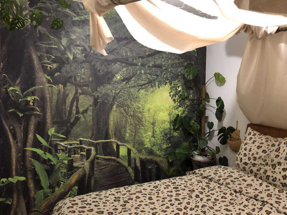 Drewniany most przez zieloną dżunglę