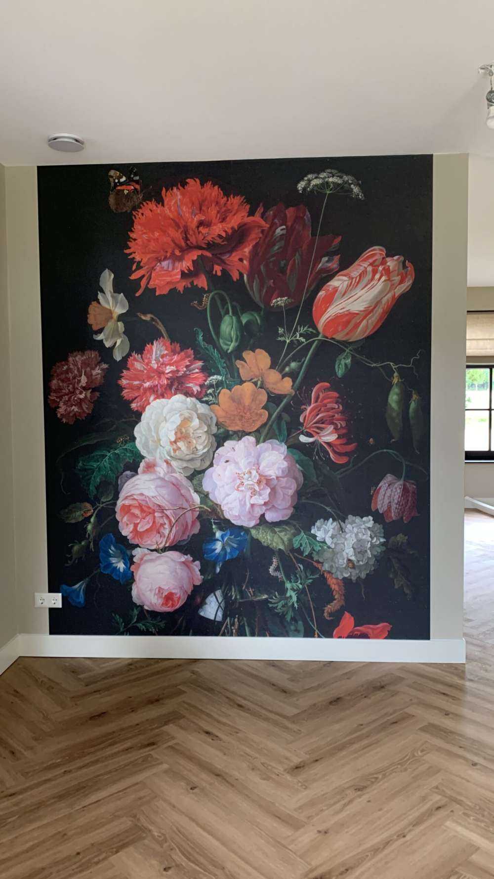 Martwa natura z kwiatami w szklanym wazonie.