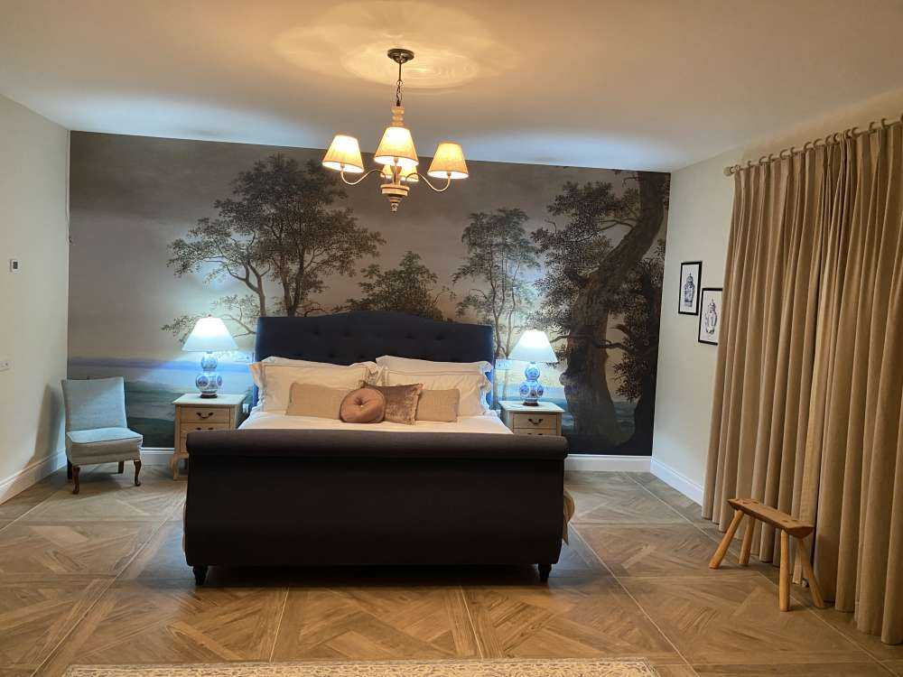 Krajobraz rzeczny widziany przez drzewa