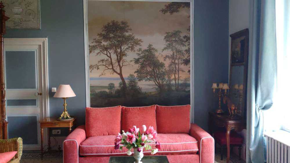 Krajobraz rzeczny widziany przez drzewa