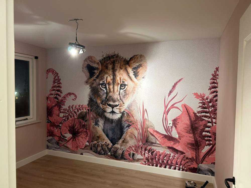 Młody lew w dżungli w kolorze różowym