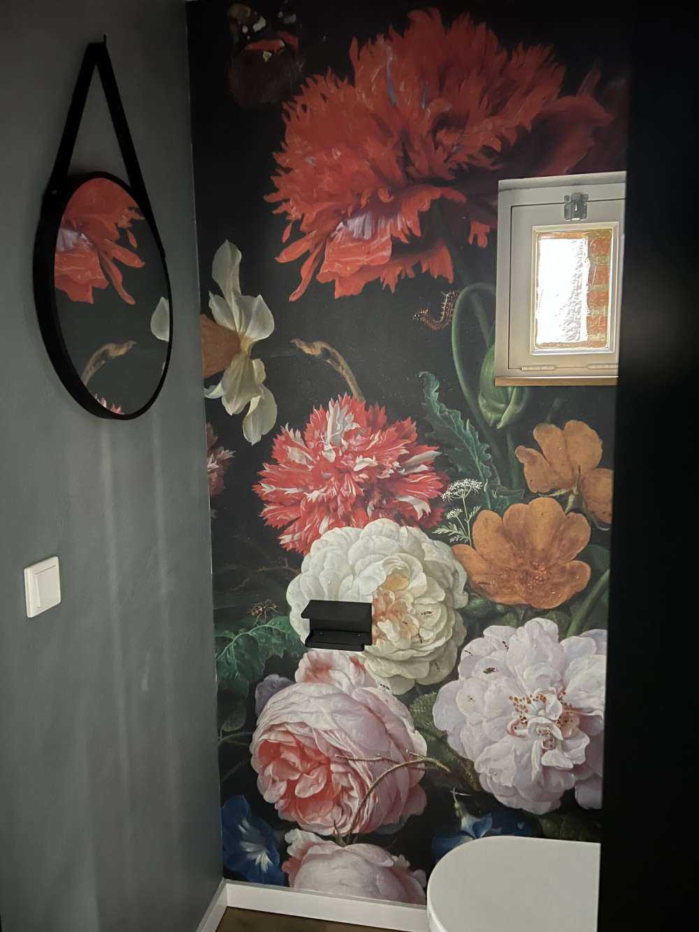 Martwa natura z kwiatami w szklanym wazonie.