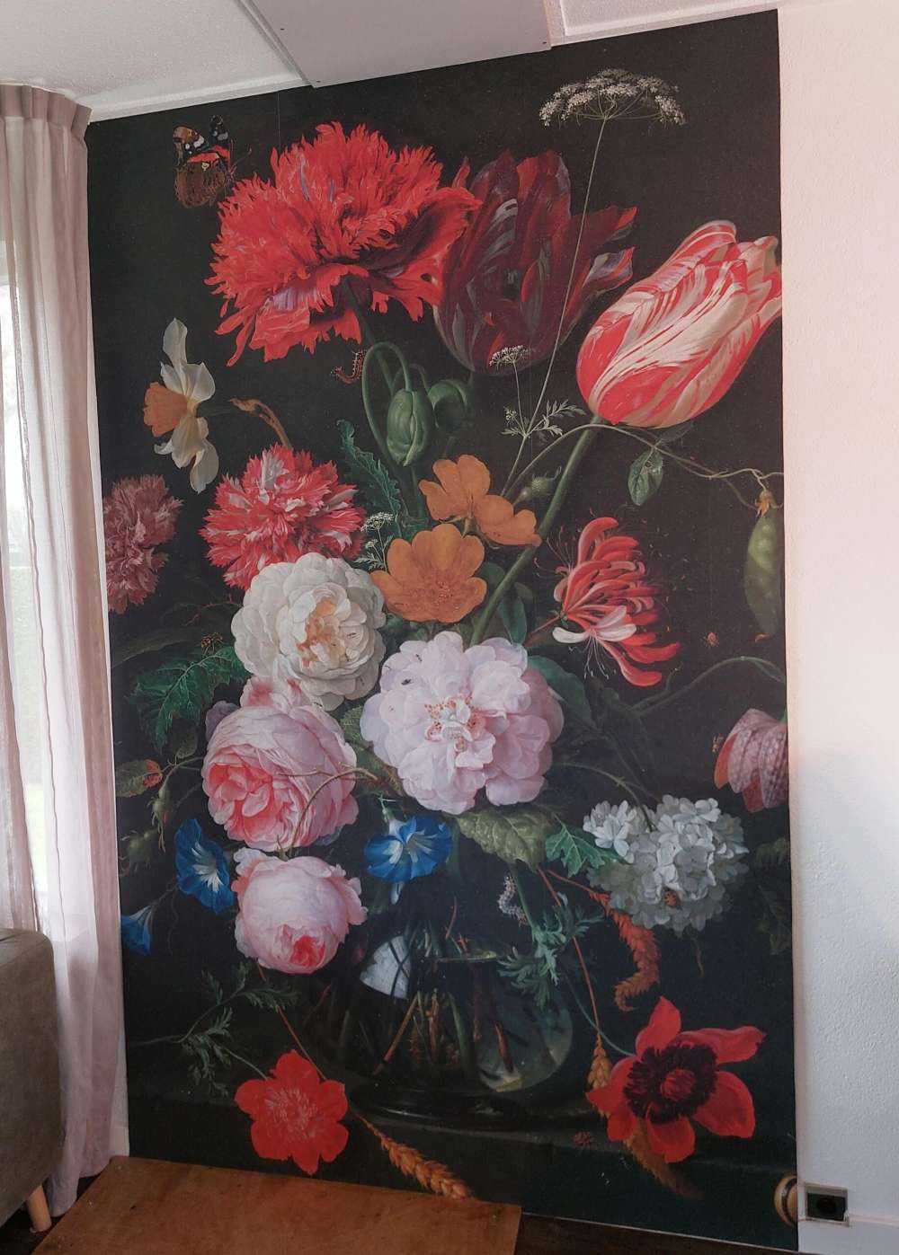 Martwa natura z kwiatami w szklanym wazonie.