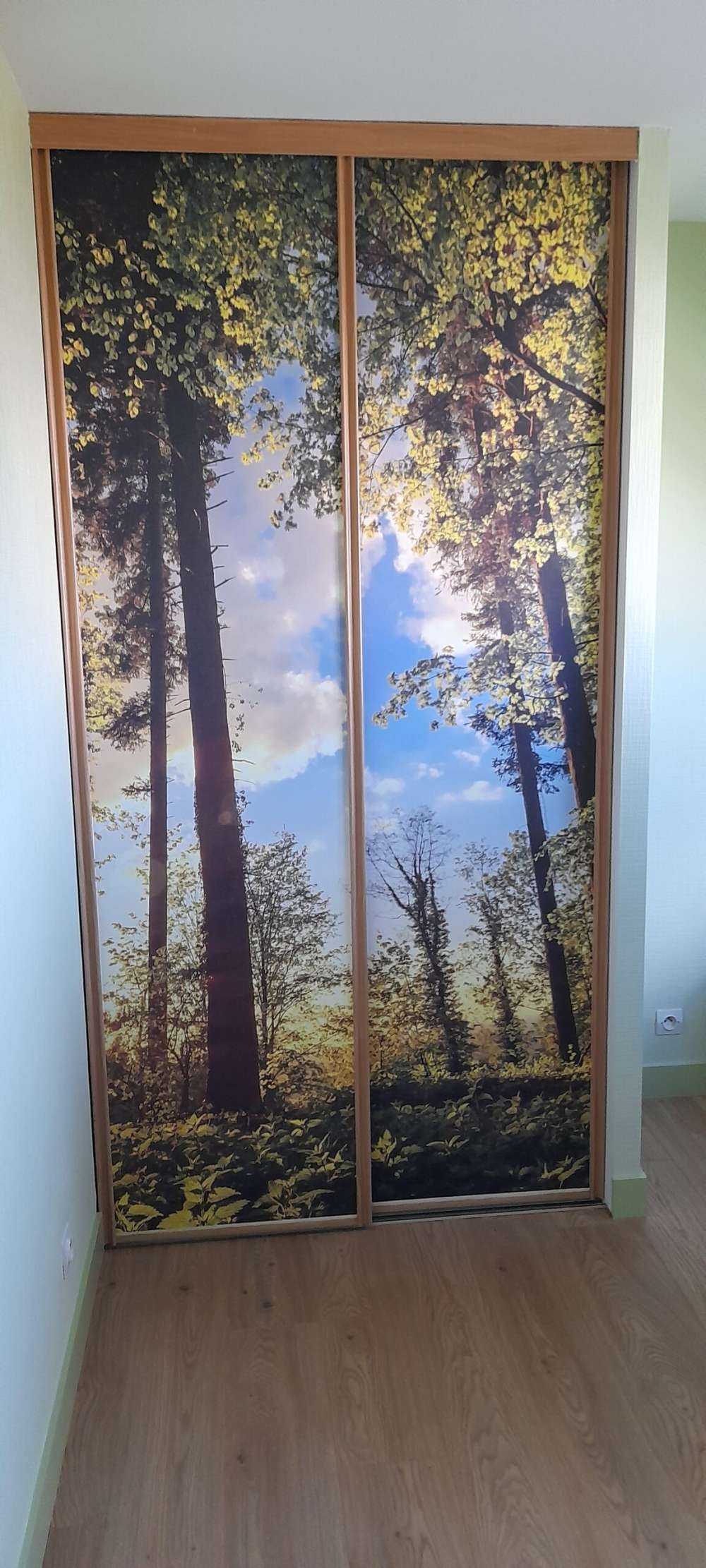 Zachód słońca wśród drzew