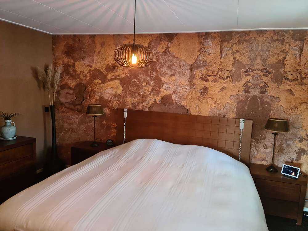 Stara ściana z żółtym stiukiem