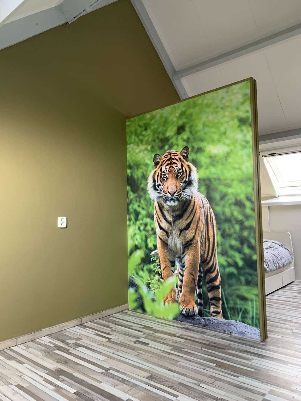 Tygrys stojący na kamieniu