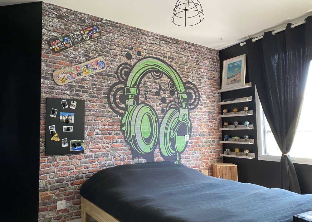 Graffiti na starej ceglanej ścianie