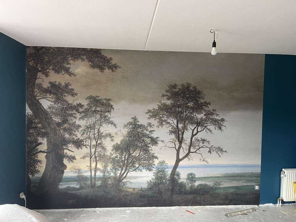 Krajobraz rzeczny widziany przez drzewa