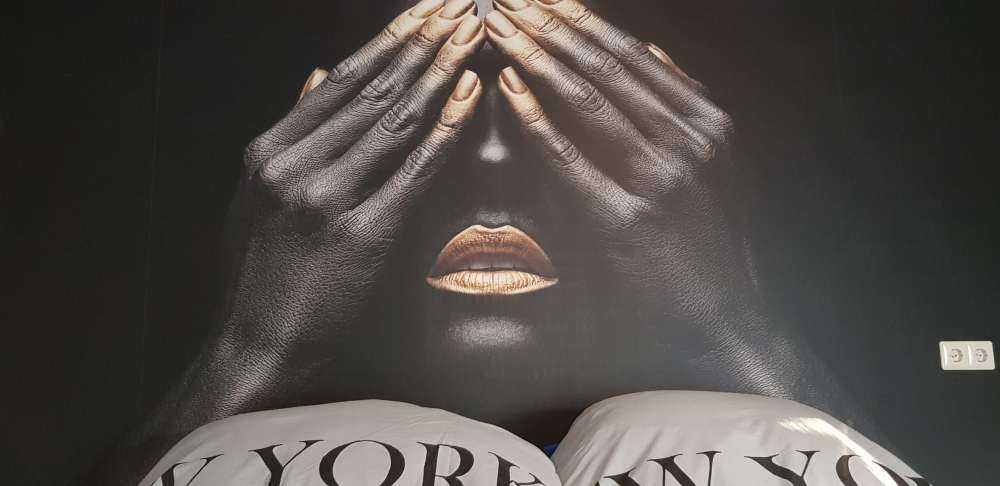 Kobieta z rękami na oczach