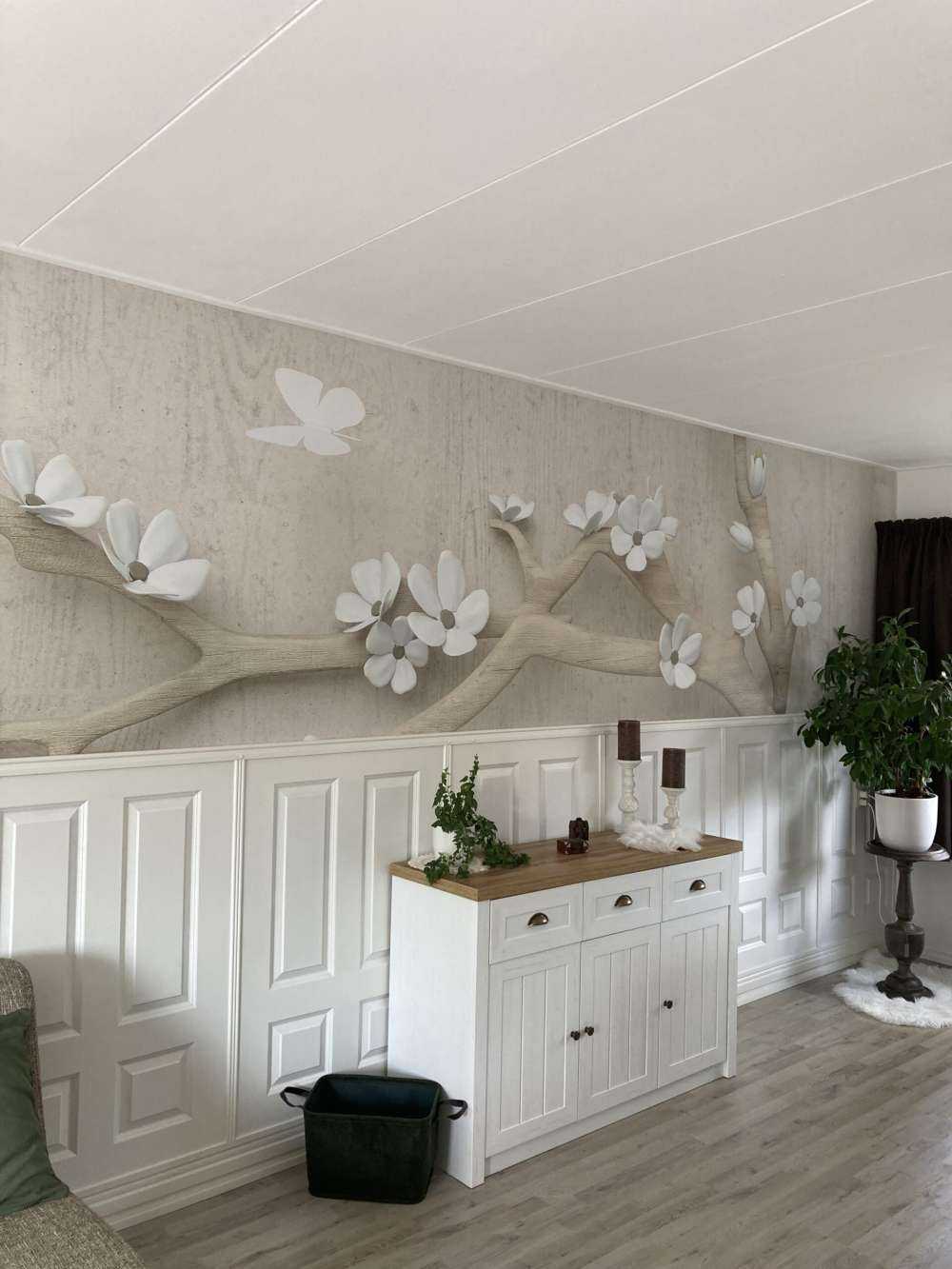 Gałązka z białymi kwiatami na drewnianym tle