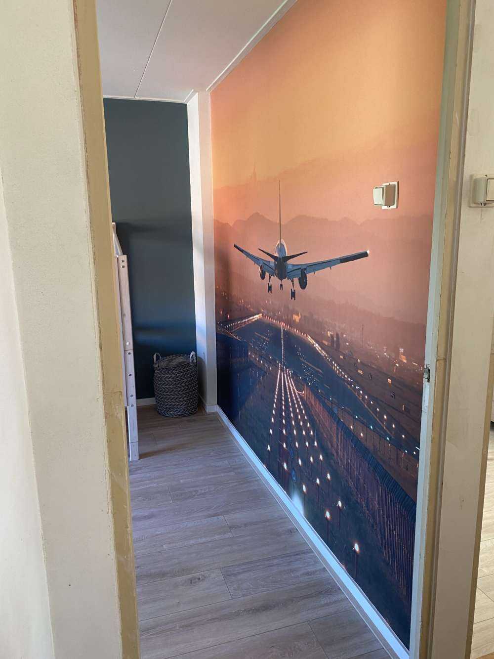 Samolot do lądowania w wieczornym słońcu