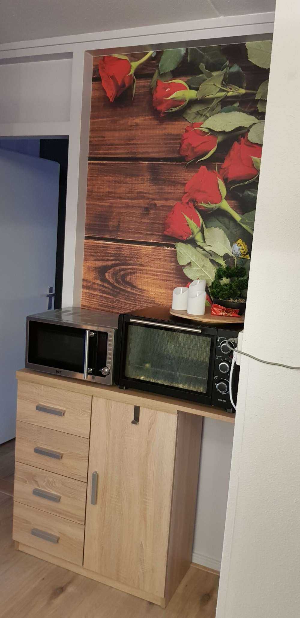 Czerwone róże na drewnie