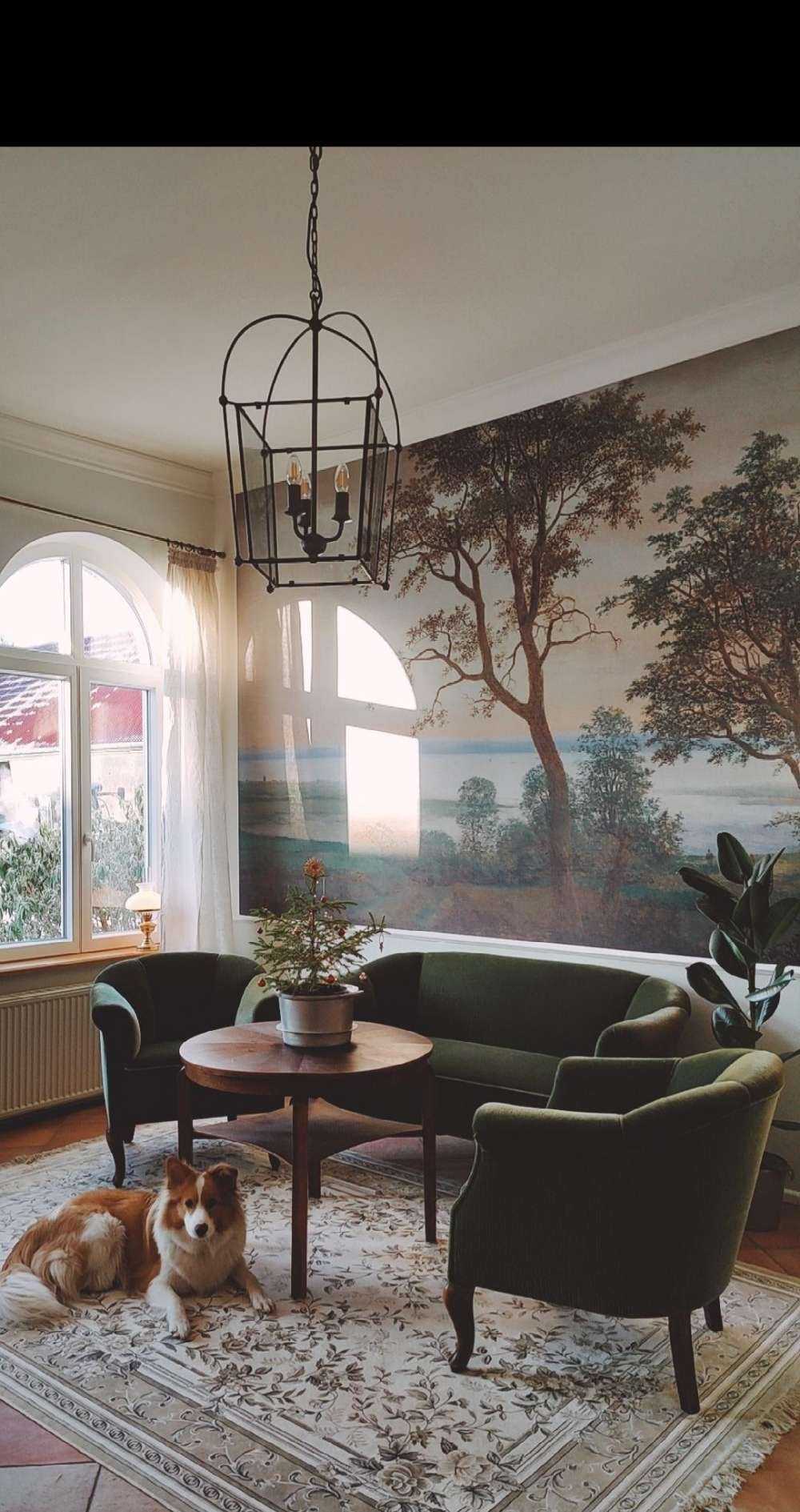 Krajobraz rzeczny widziany przez drzewa