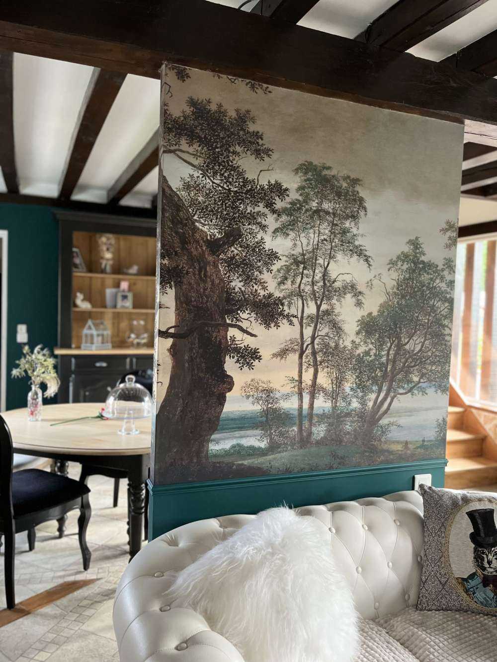 Krajobraz rzeczny widziany przez drzewa