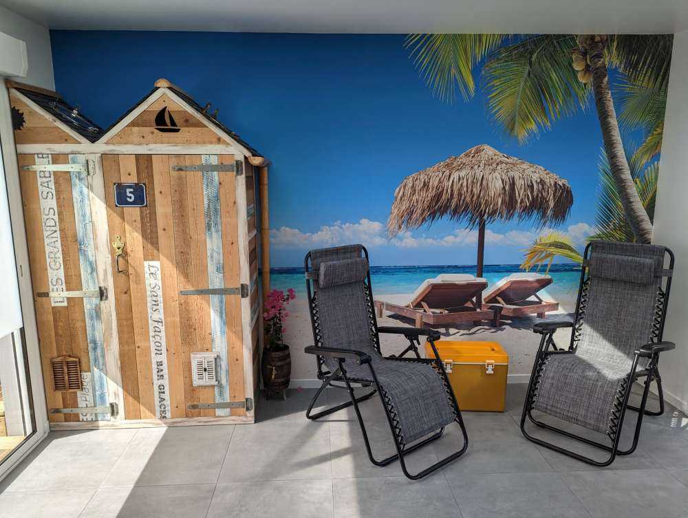 Krzesła i parasol na plaży tropikalnej