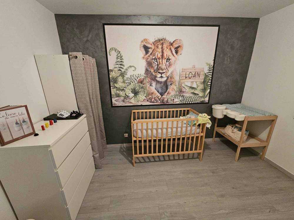 Młody lew w dżungli