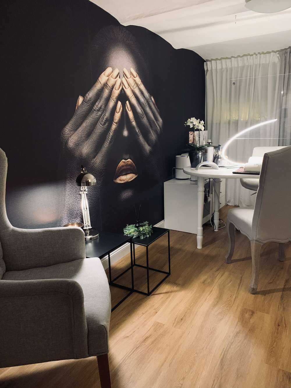 Kobieta z rękami na oczach