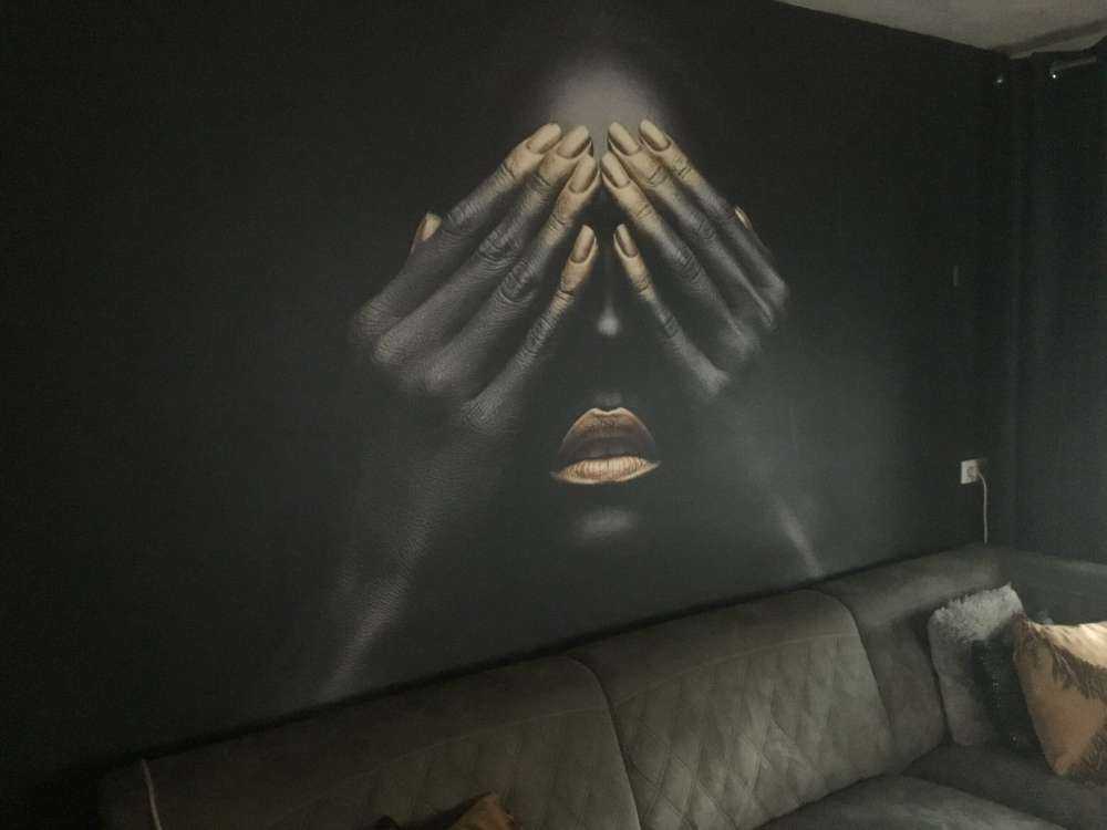 Kobieta z rękami na oczach