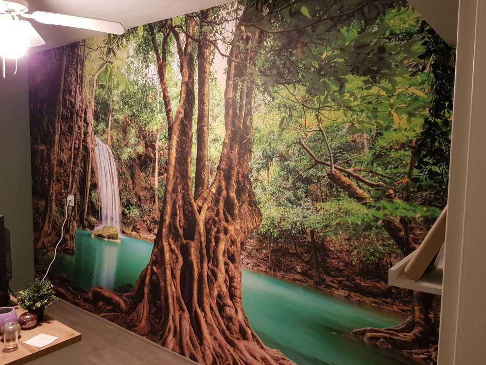 Wodospad w tropikalnej dżungli