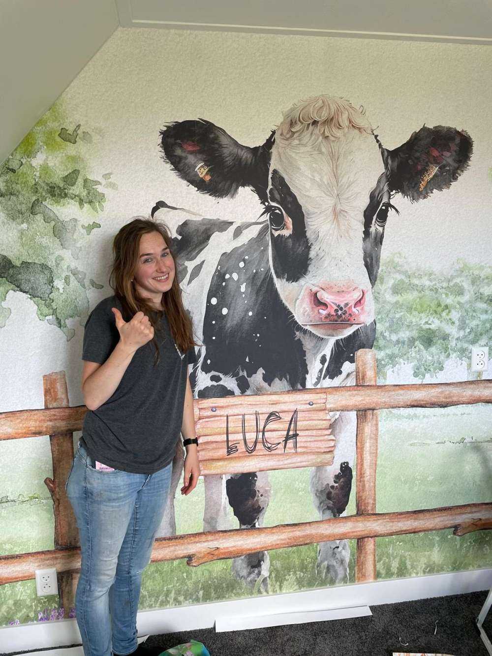 Młoda krowa na łące