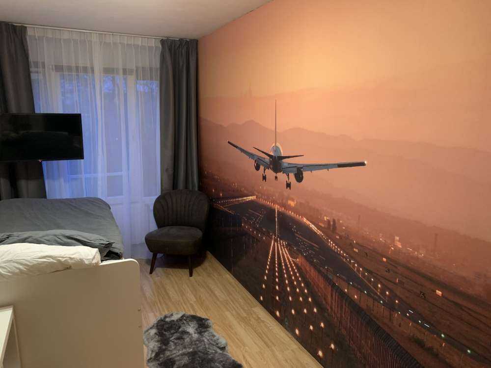 Samolot do lądowania w wieczornym słońcu