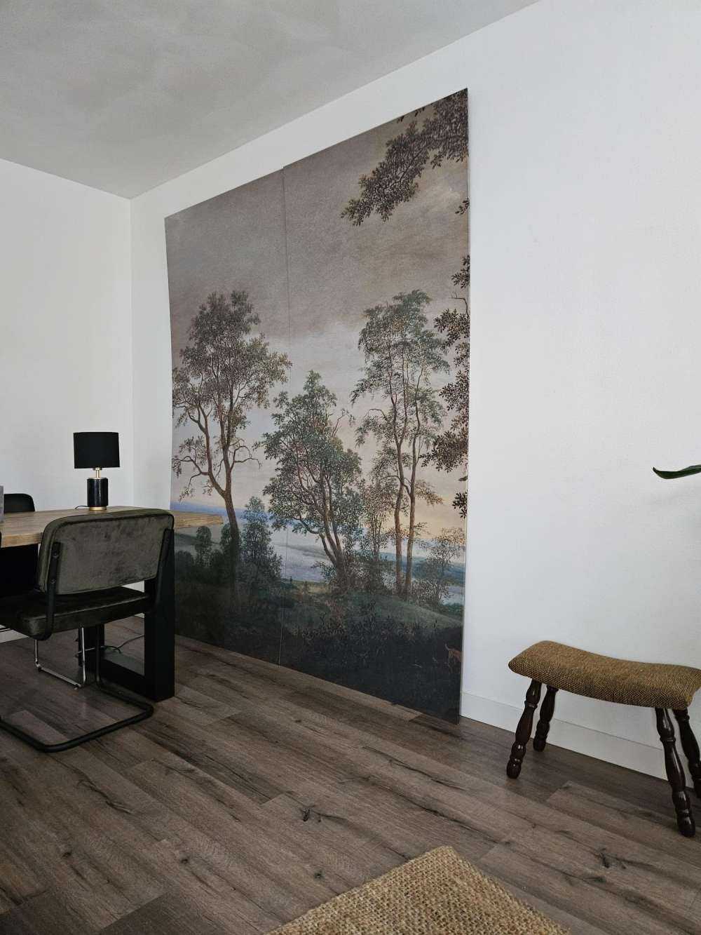 Krajobraz rzeczny widziany przez drzewa