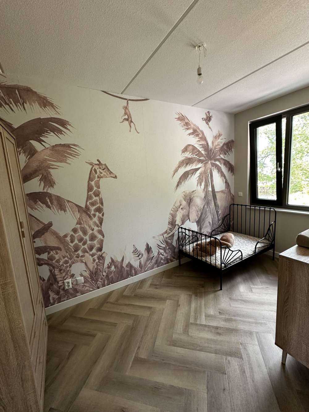 Różne zwierzęta z dżungli w kolorze taupe