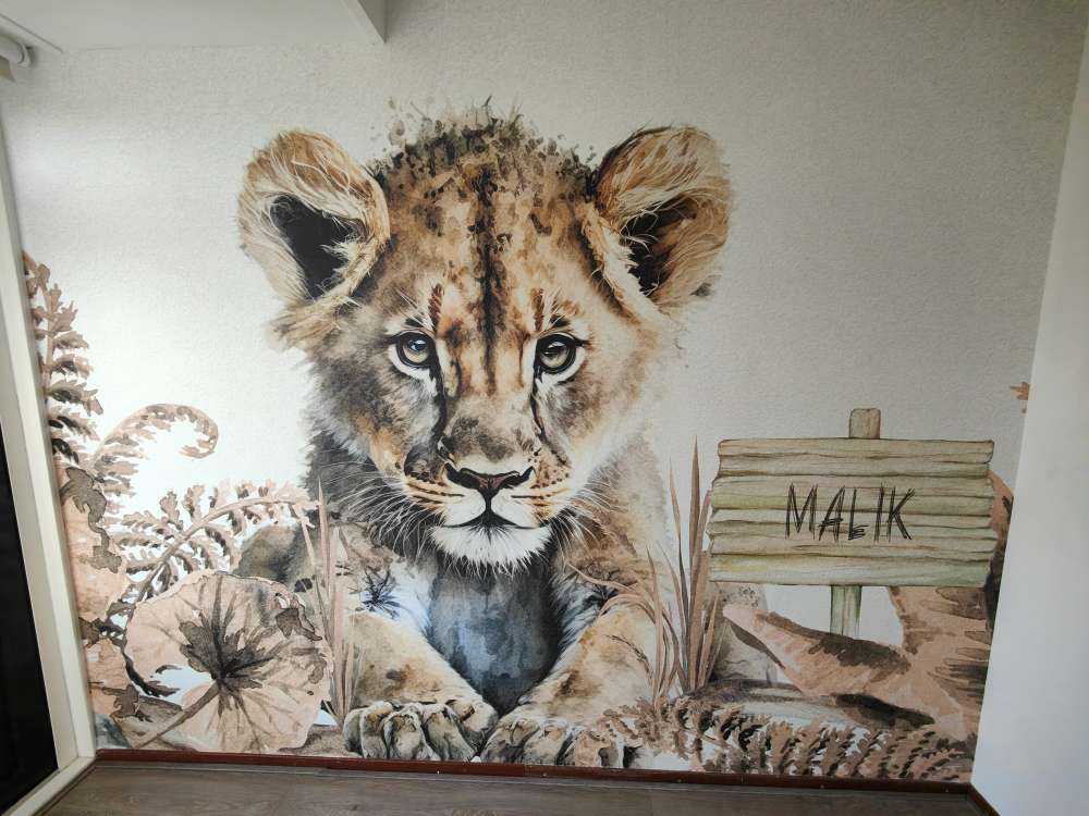 Młody lew w dżungli w kolorze beżowym